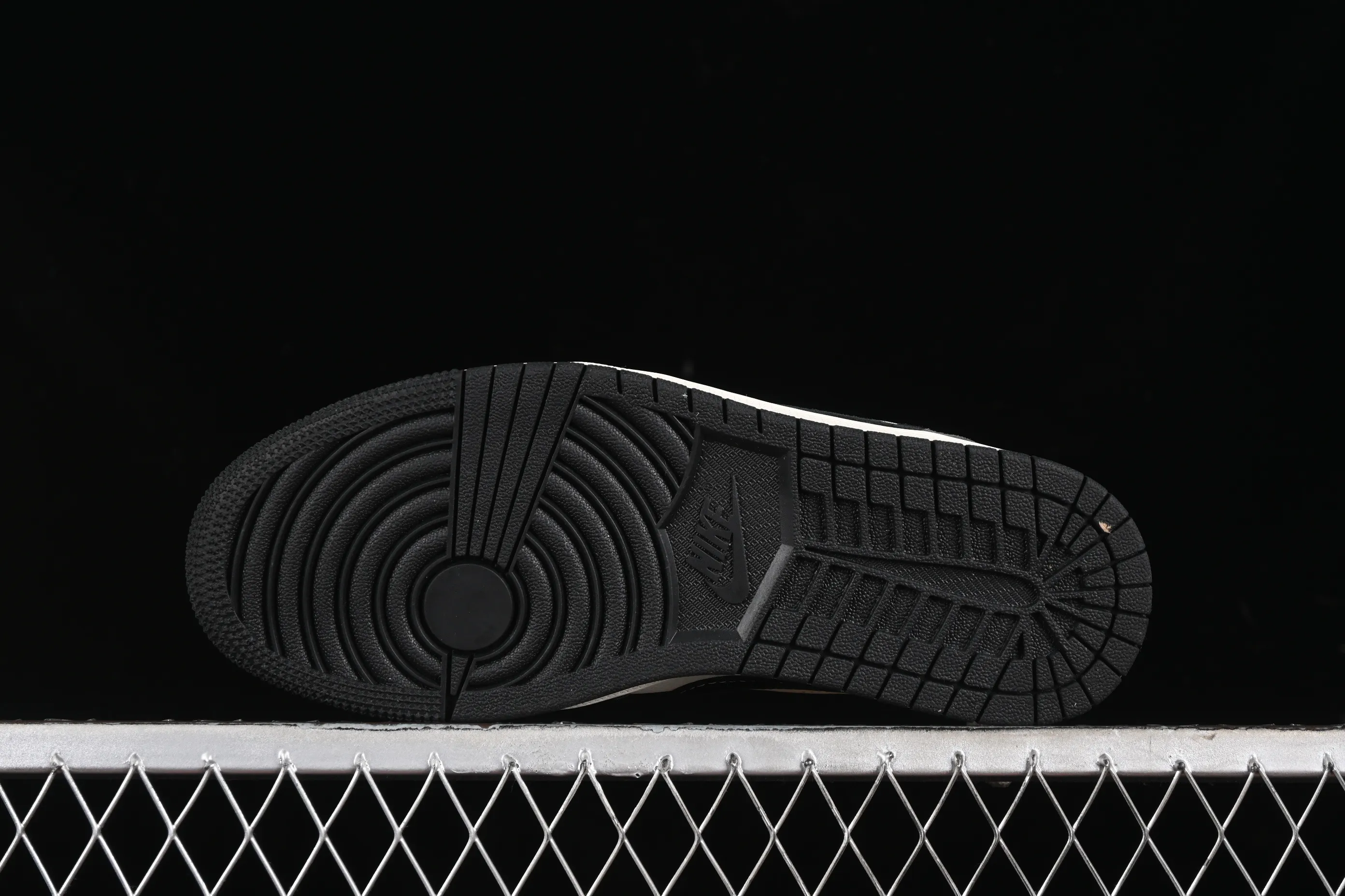 All categories Air Jordan Jordan series basketball shoes Air Jordan 1 Low High-end customized low-top sneakers Air Jordan 1 Low AJ1 Joe 1 Violent Bear joint-Black Velvet Pig Eight High-end customized low-top retro basketball shoes SJ9950-016
